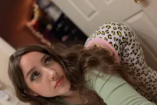 💦Wet and tight pu$sy💦💯😜 Cum eat me out🥰😝 - Image 5